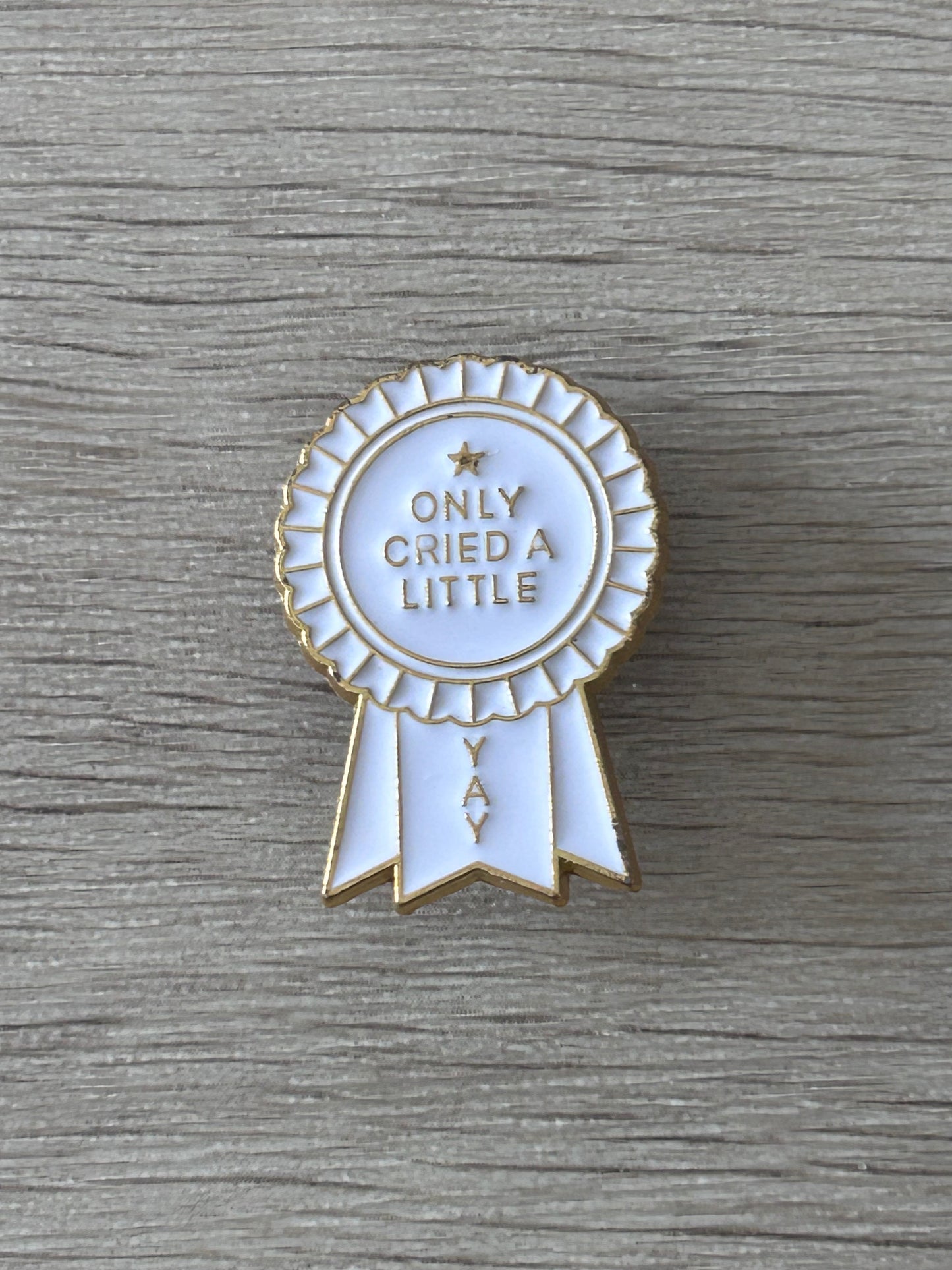 Épingle rosette blanche avec rubans, texte « ONLY CRIED A LITTLE »