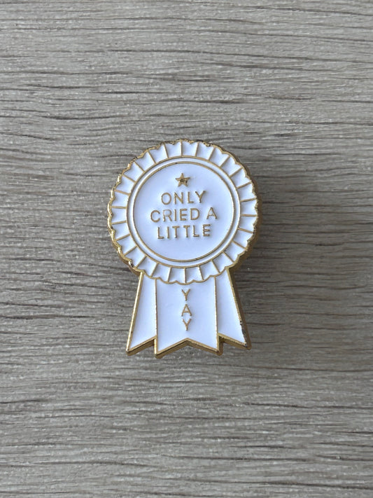 Épingle rosette blanche avec rubans, texte « ONLY CRIED A LITTLE »