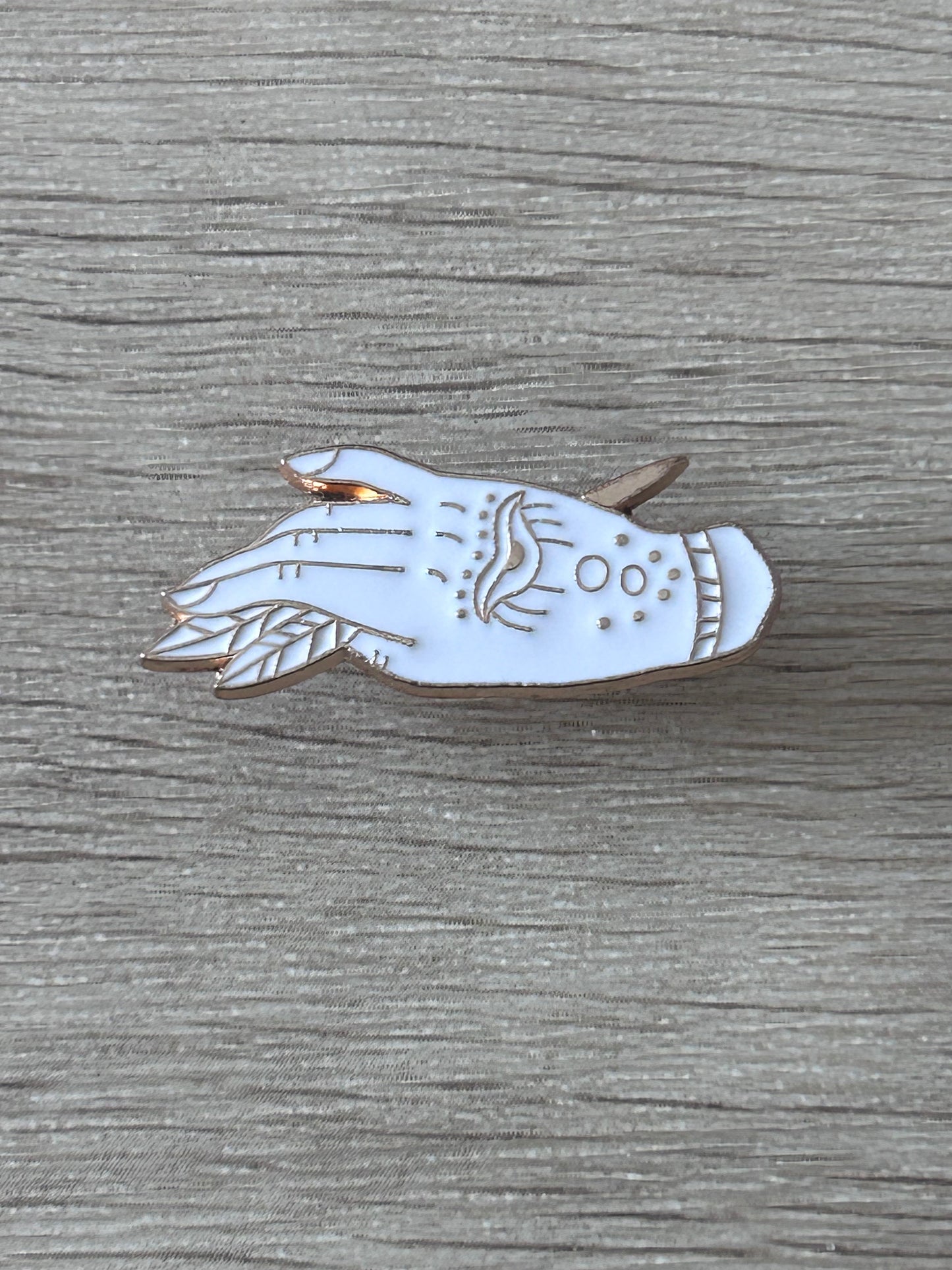 Épinglette en métal en forme de poisson blanc et doré, motifs bleus et œil stylisé
