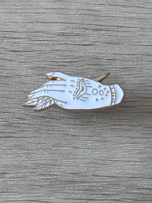 Épinglette en métal en forme de poisson blanc et doré, motifs bleus et œil stylisé