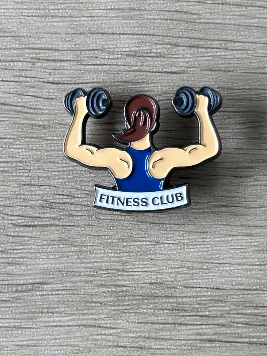 Épinglette en émail avec haltères et bannière « FITNESS CLUB »
