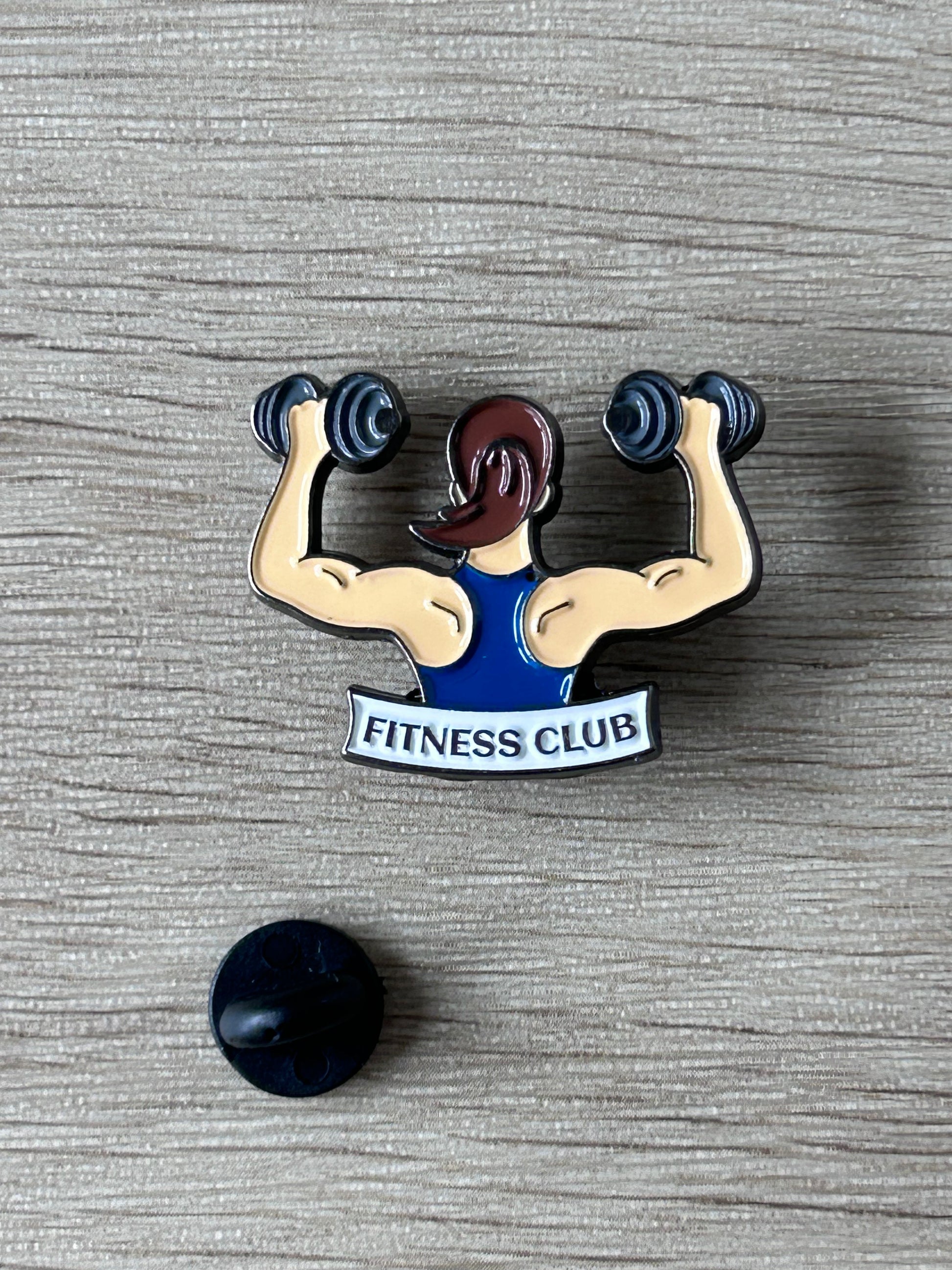 Épinglette en émail « FITNESS CLUB » avec bras levés et dos de fixation noir