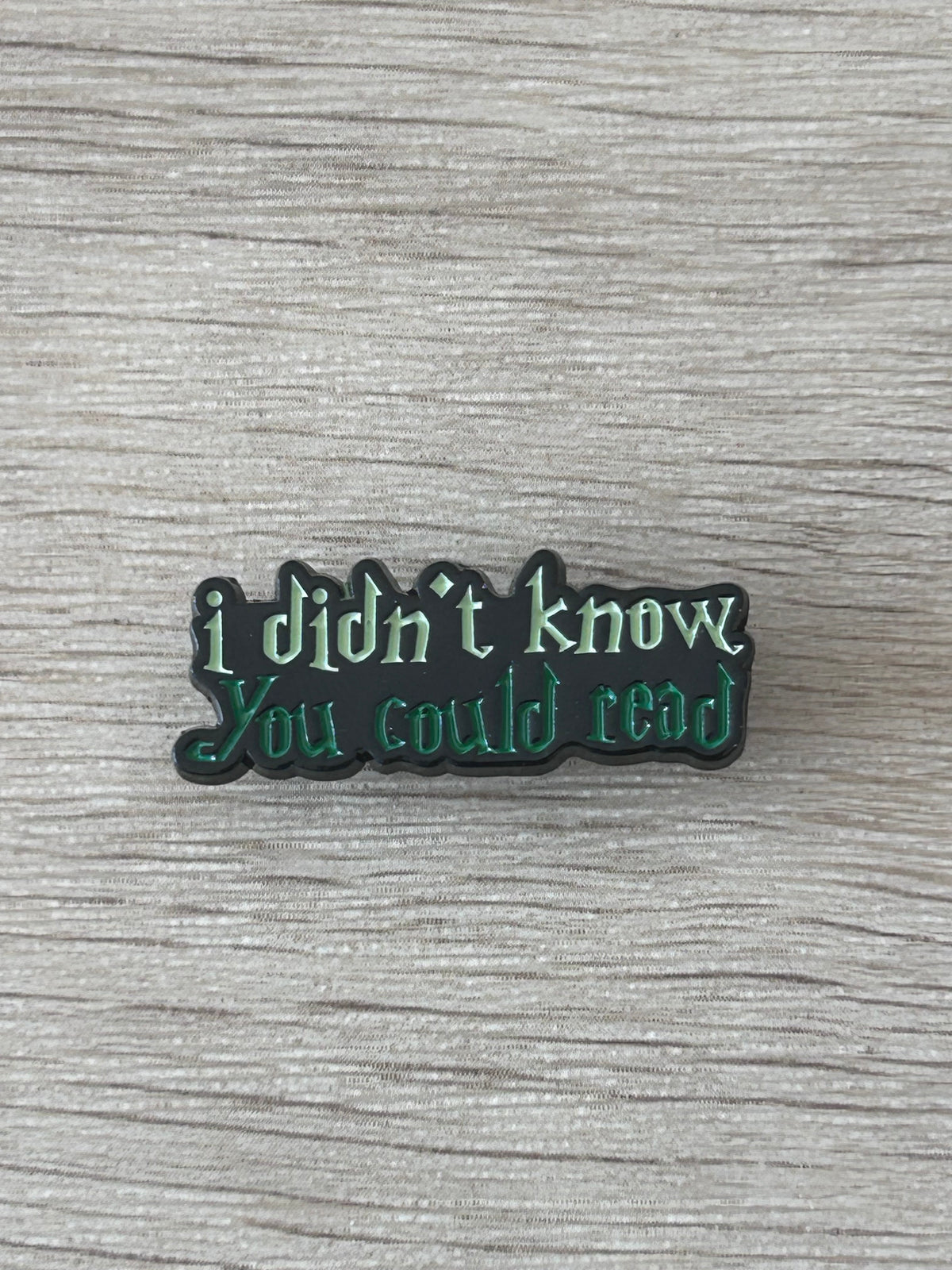 Pin émaillé vert foncé/noir, inscription « I didn't know you could read »