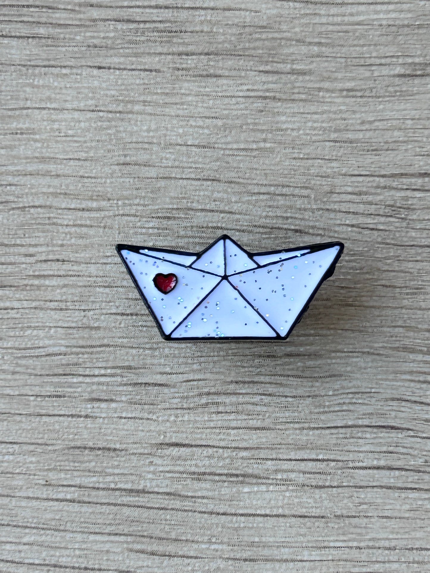 Pin's bateau en papier