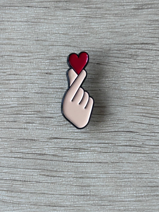 Pin's Finger Heart