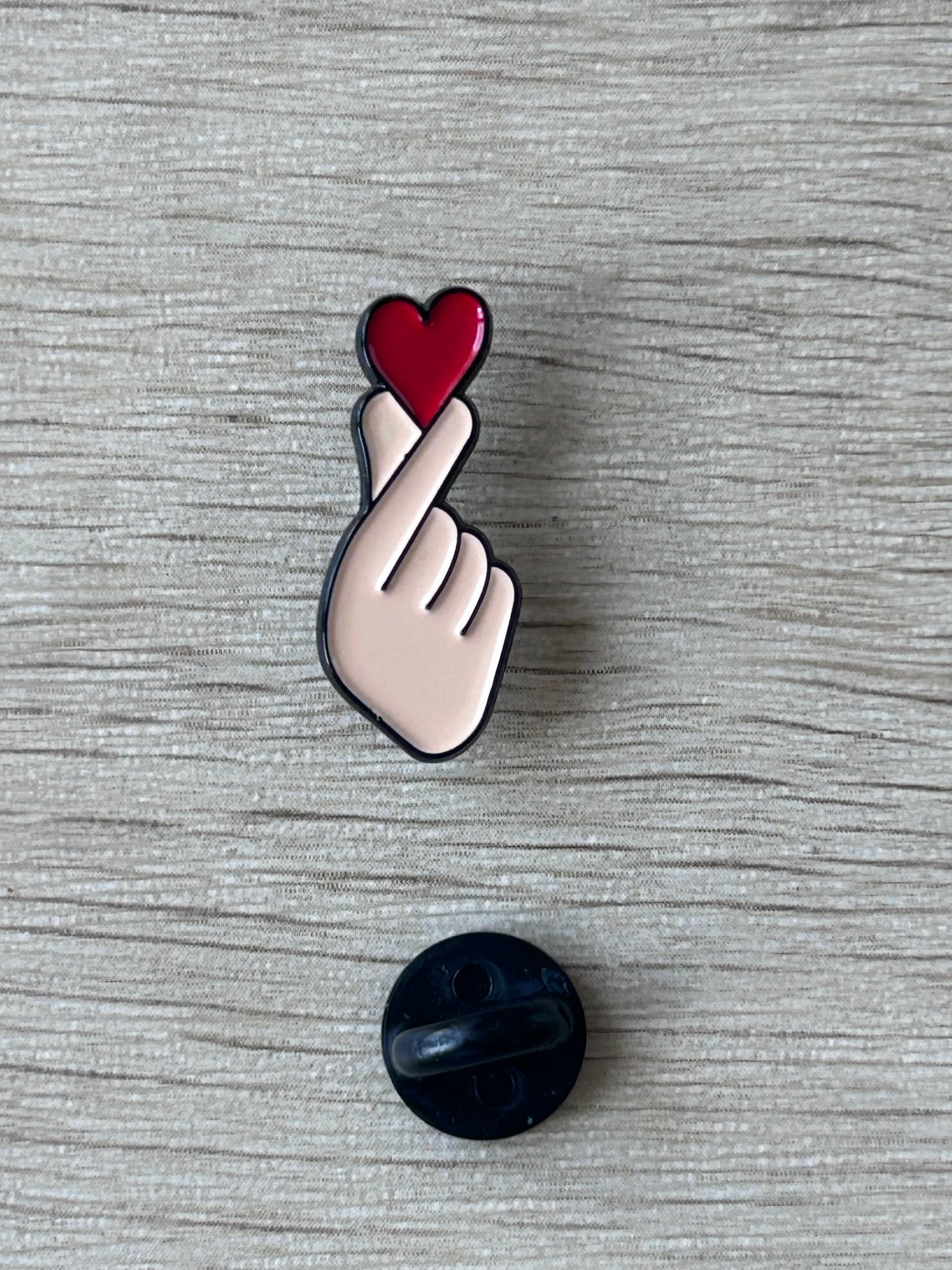 Pin's Finger Heart