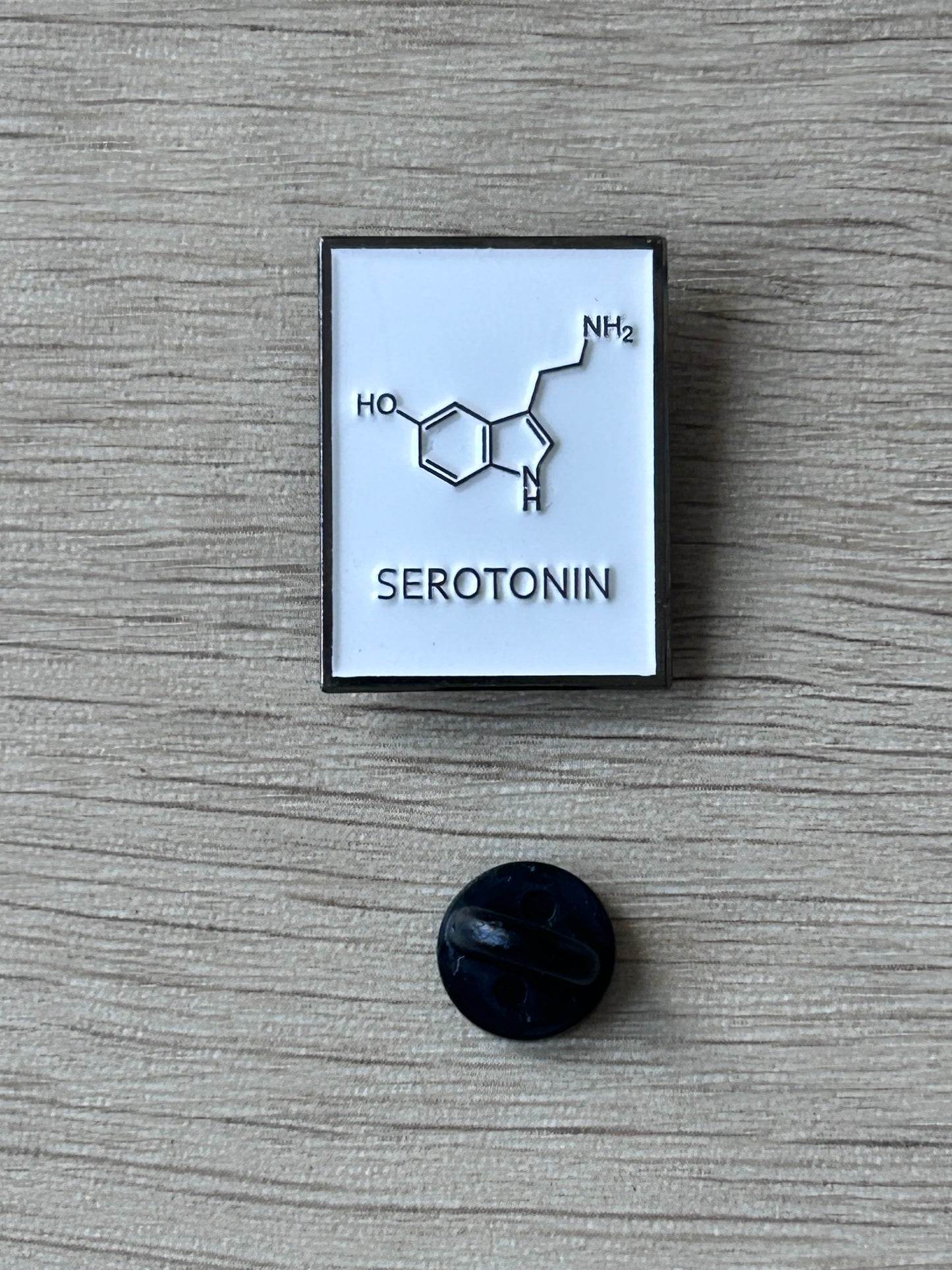 Pin's molécule Sérotonine