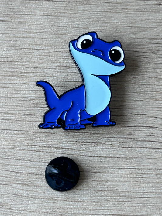 Broche salamandre bleue Bruni, arrière noir visible sous le pin