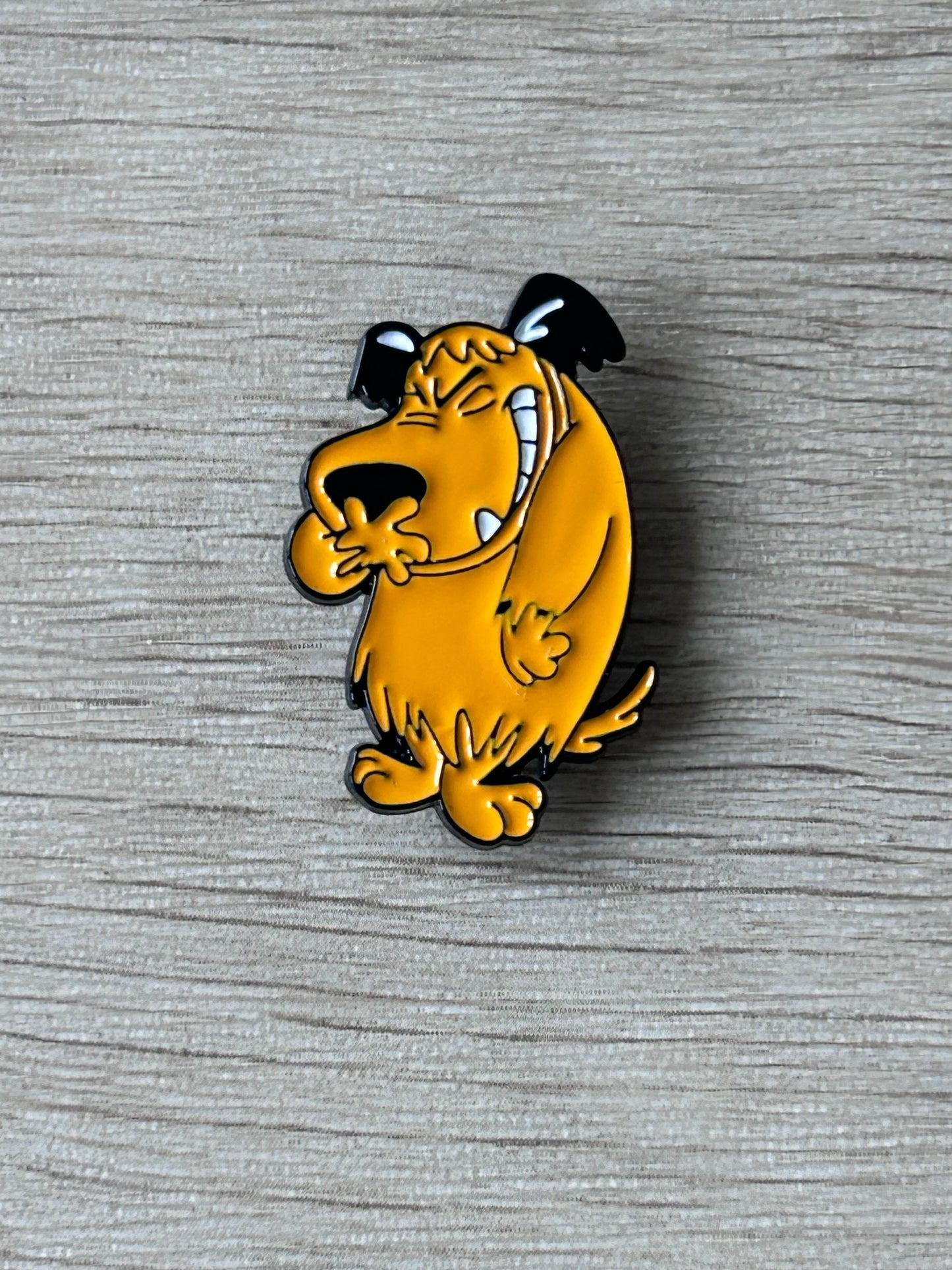 Pin's Muttley chien ricaneur