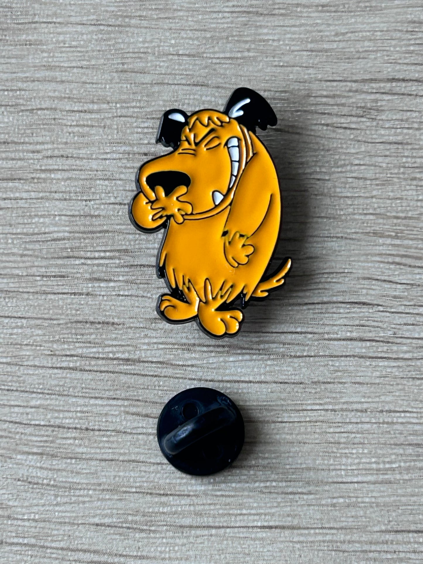 Pin's Muttley chien ricaneur