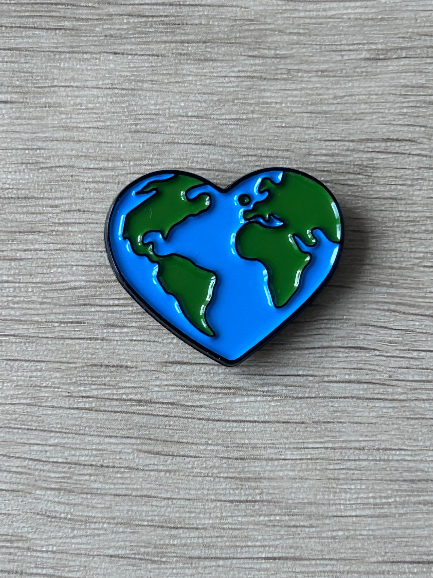 Pin's Love the Earth