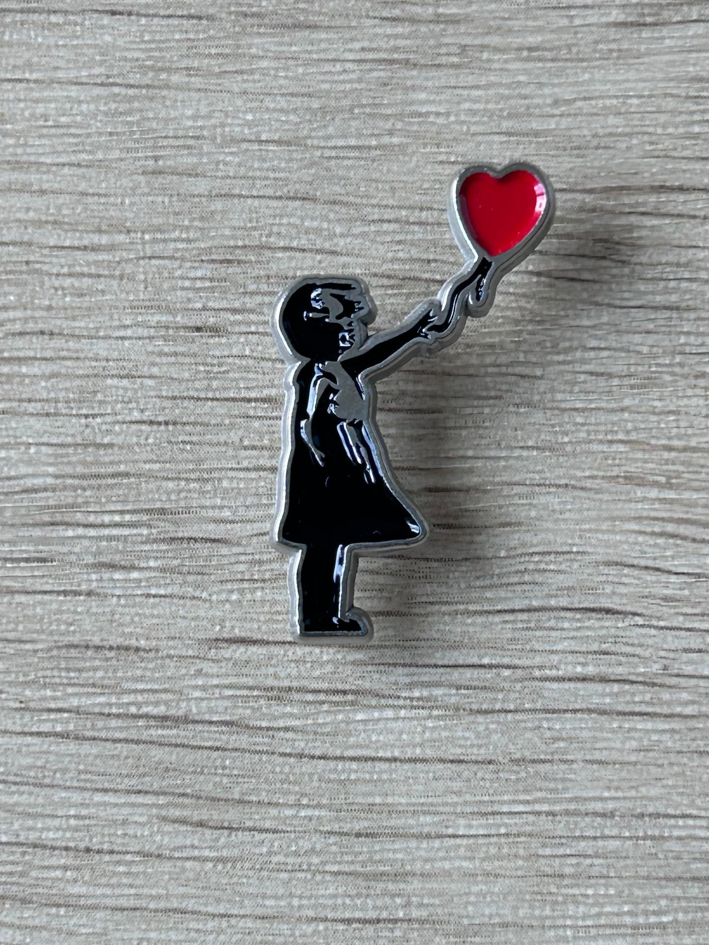 Pin's La petite fille au ballon
