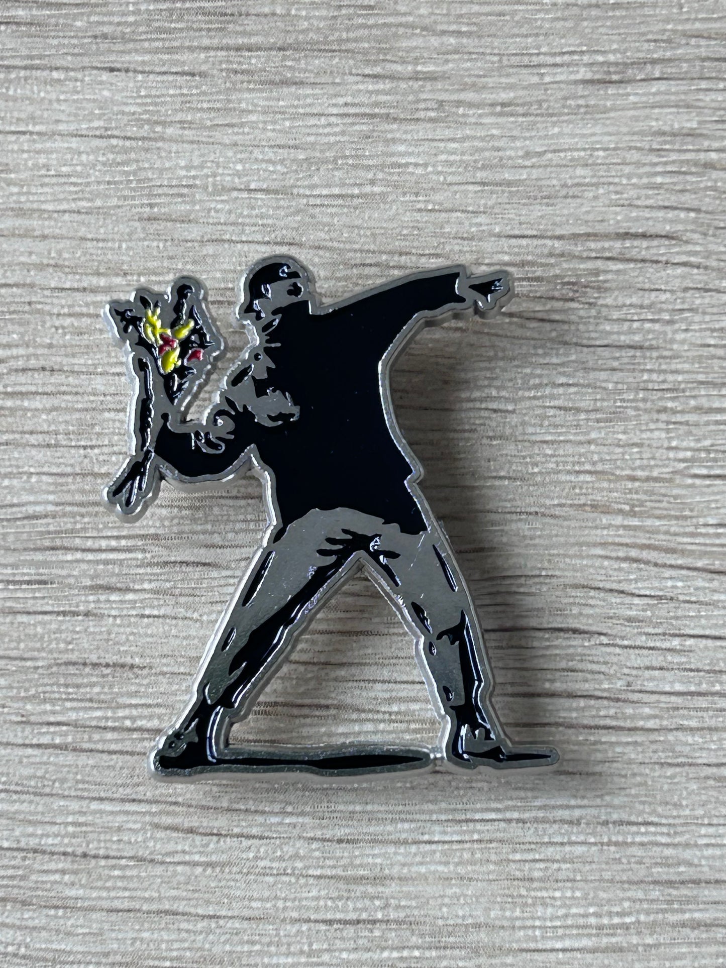 Pin's Le lanceur de fleurs - Flower Thrower