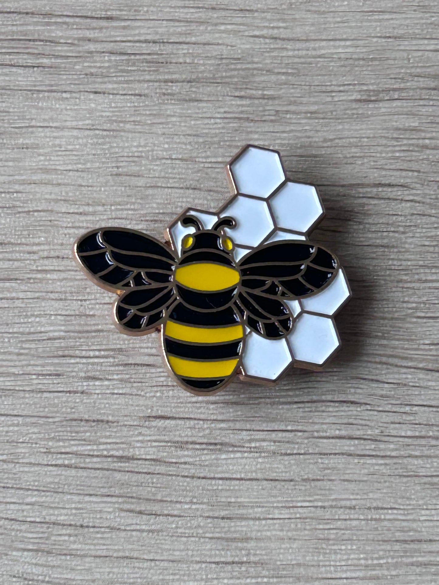 Pin's abeille sur son rayon de miel