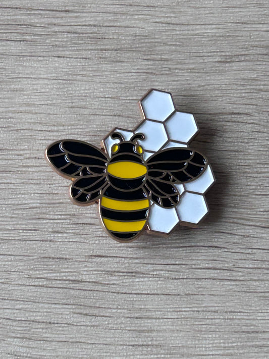 Pin's abeille sur son rayon de miel
