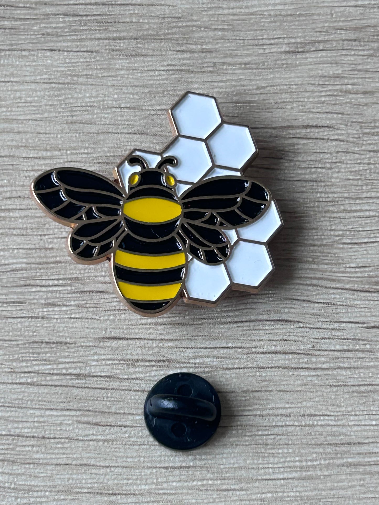 Pin's abeille sur son rayon de miel