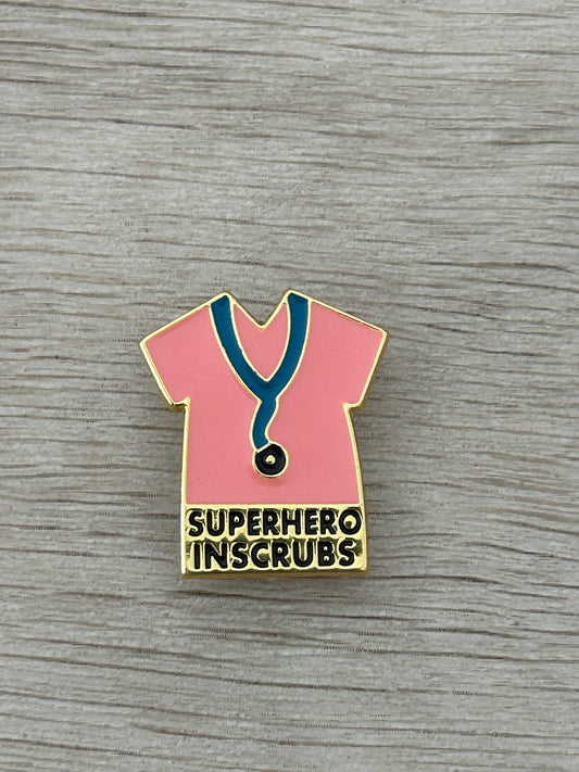 Épinglette broche de blouse rose super-héros, col vert, stéthoscope et texte « SUPERHERO INSCRUBS »