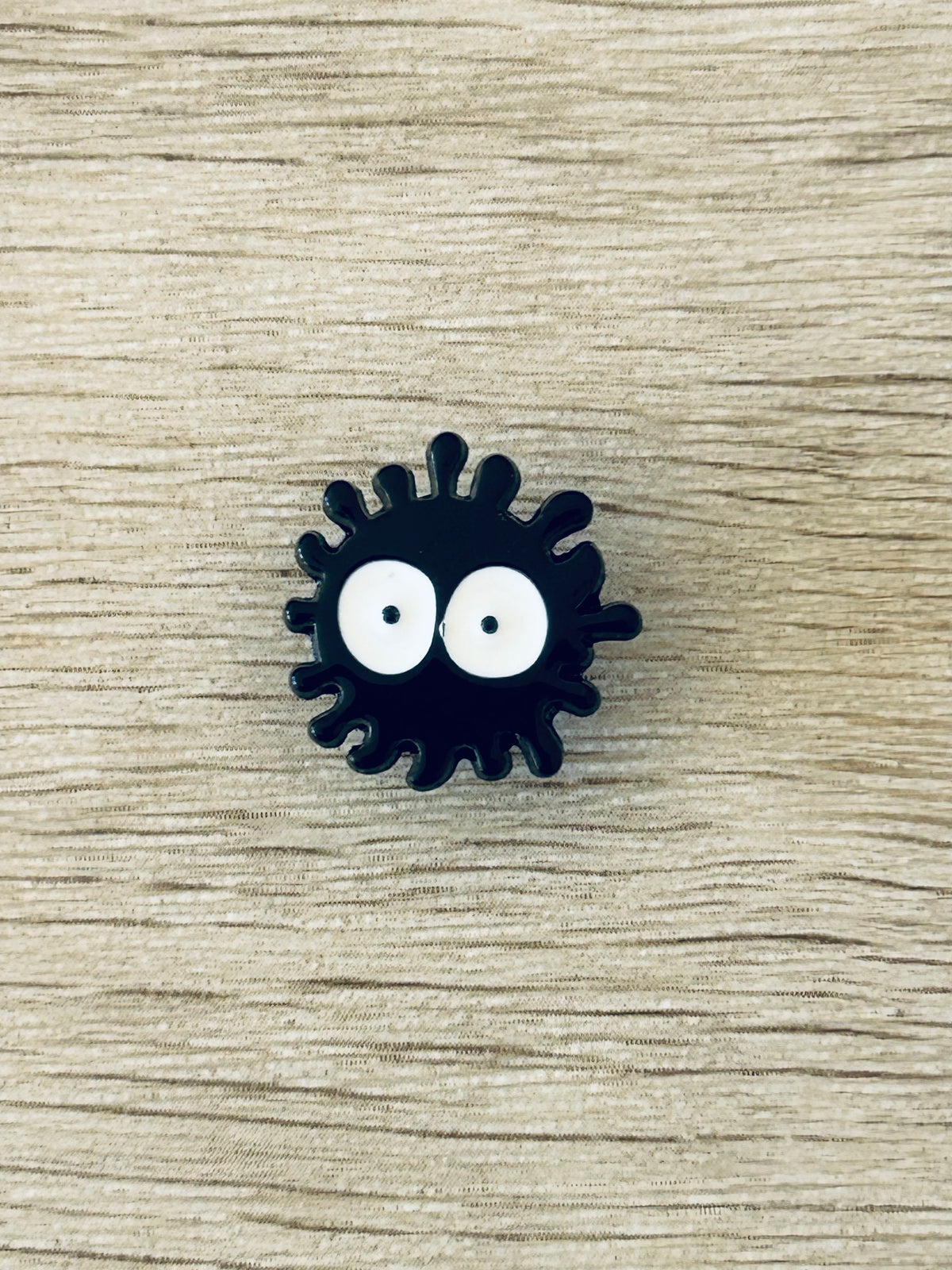 Épingle Noircillon noire avec yeux blancs