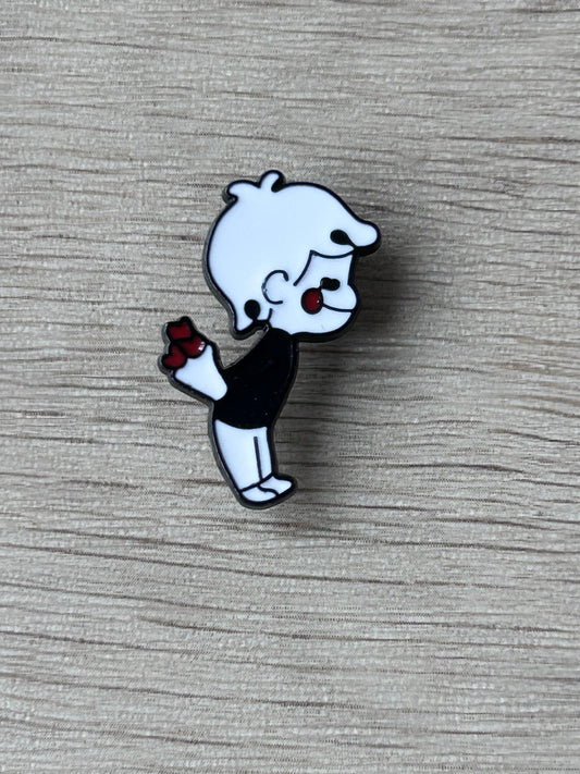 Pin's petit garçon cartoon noir et blanc tenant un bouquet de fleurs rouges