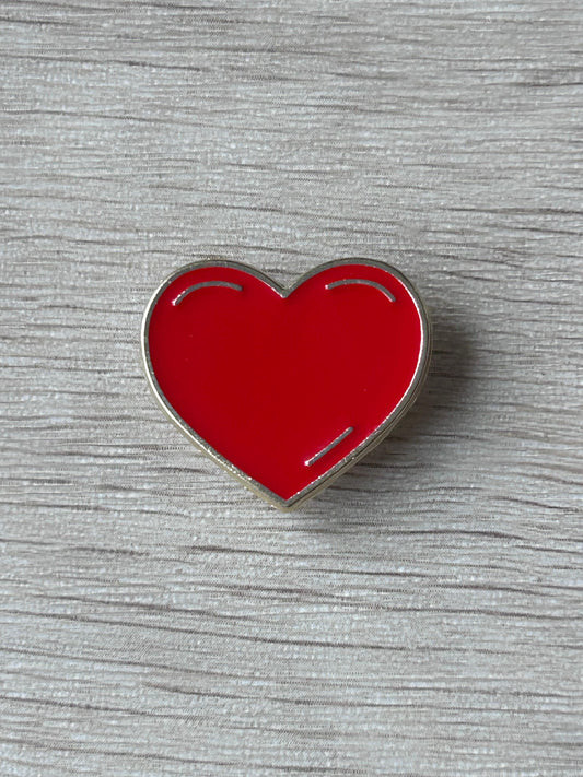 Pin's cœur rouge émaillé brillant avec contours argentés,