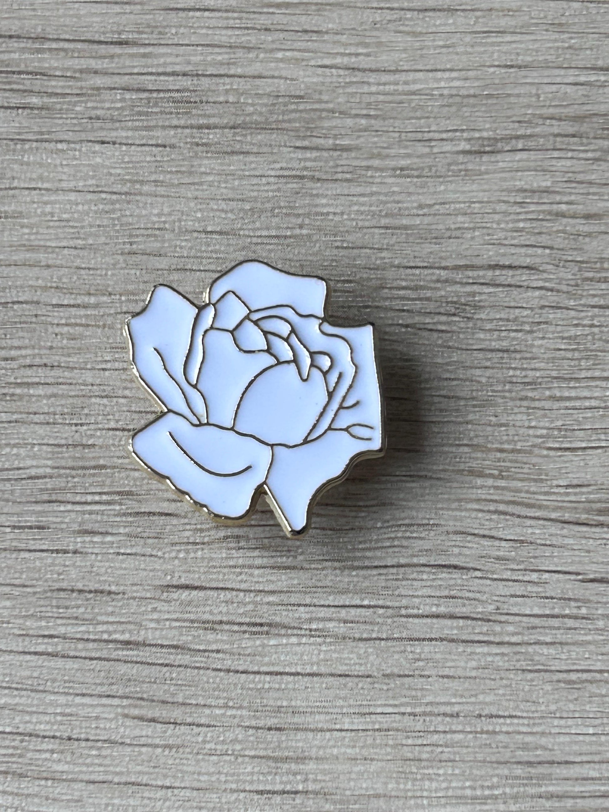 Pin's rose blanche émaillée aux pétales finement dessinés, contours dorés