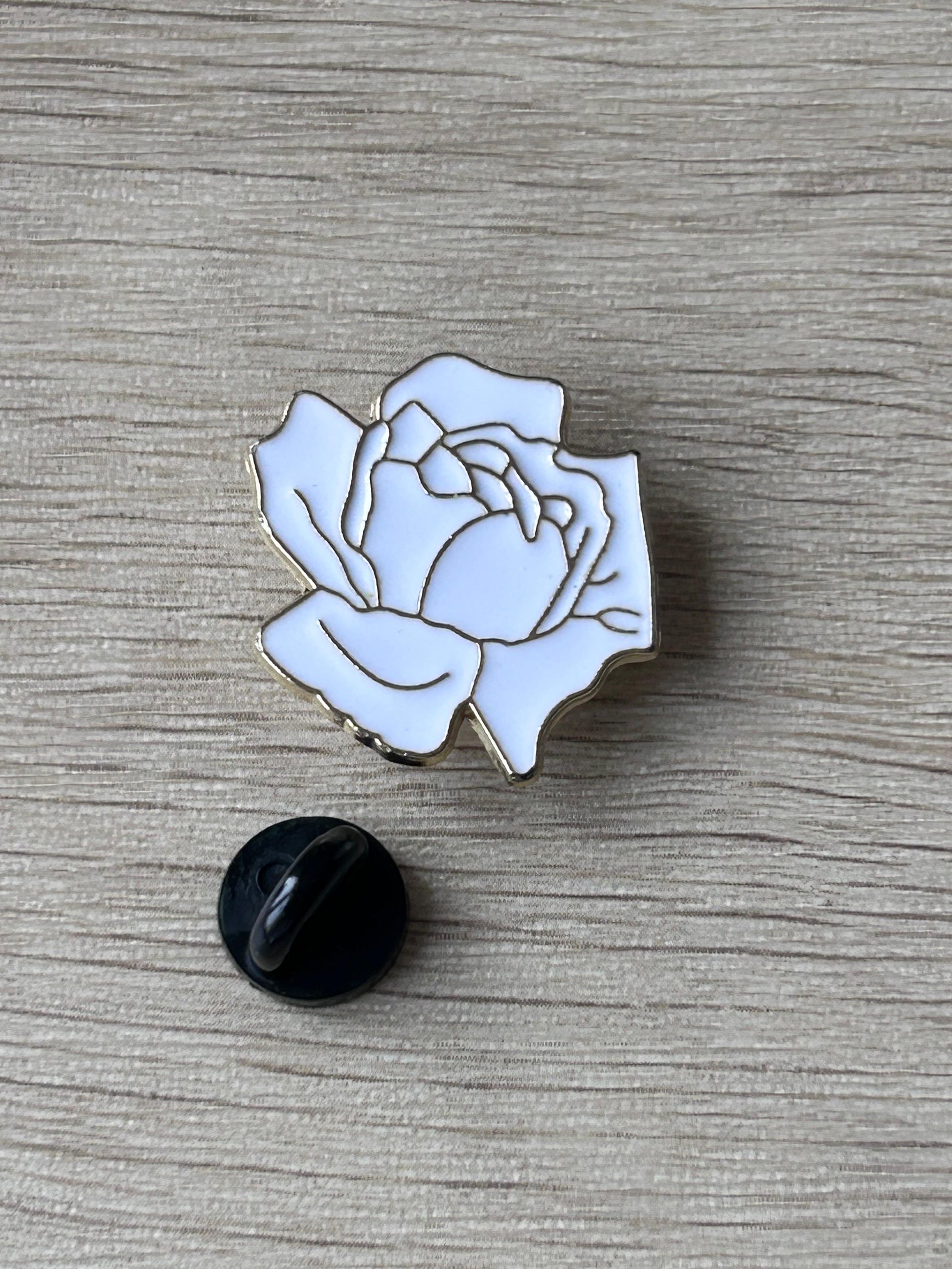 Pin's rose blanche émaillée aux pétales finement dessinés, contours dorés