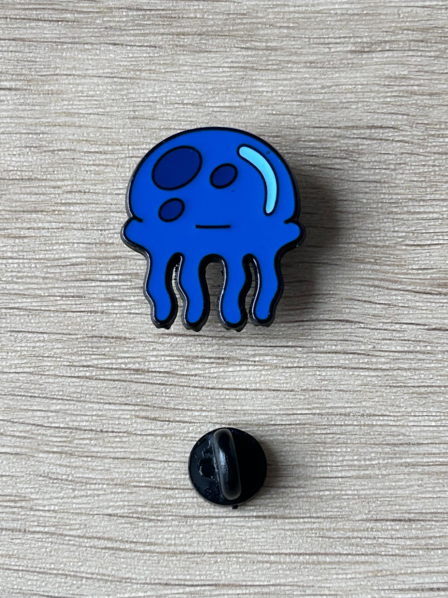 Pin's méduse bleue