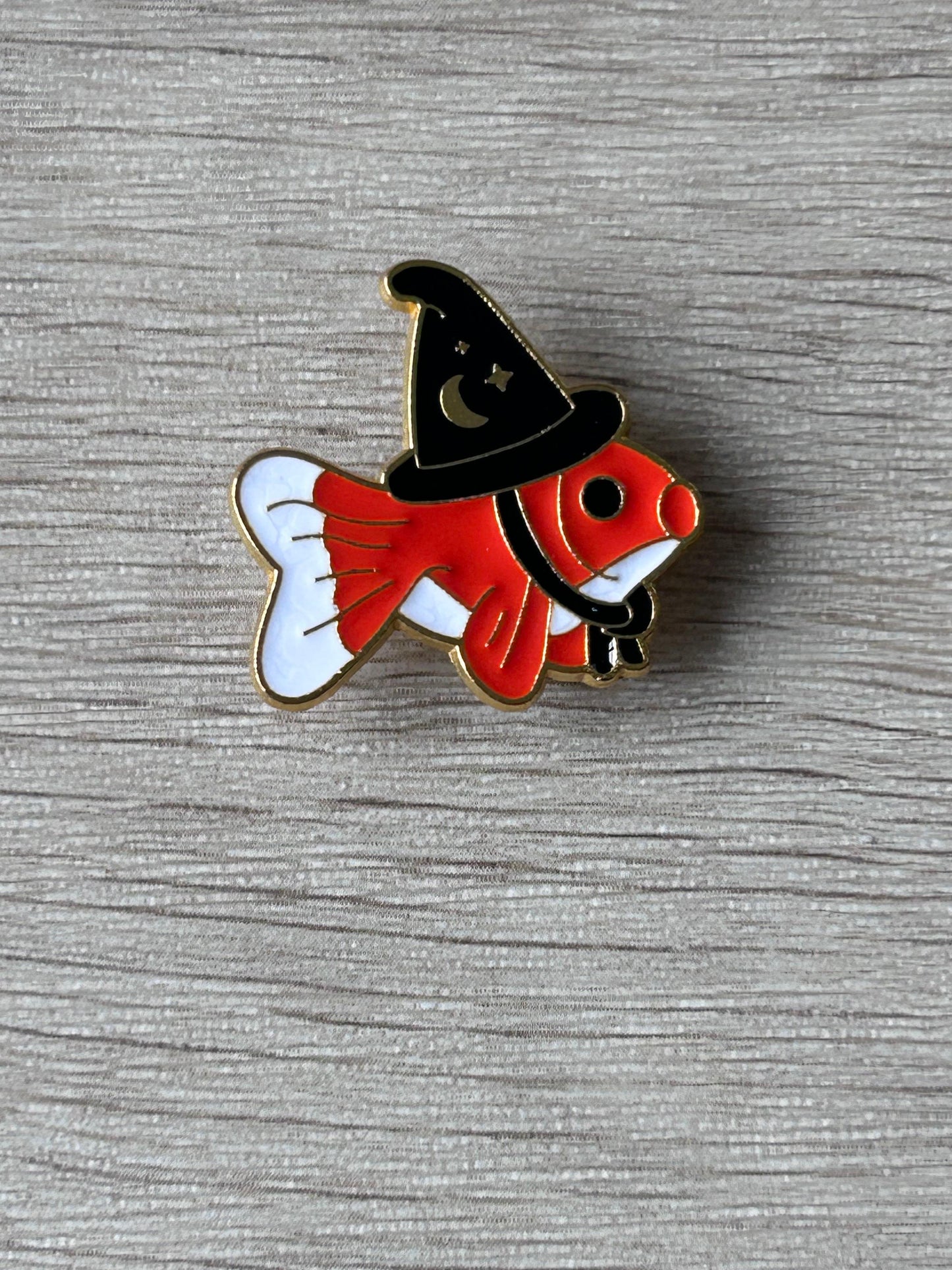 Pin's poisson sorcier