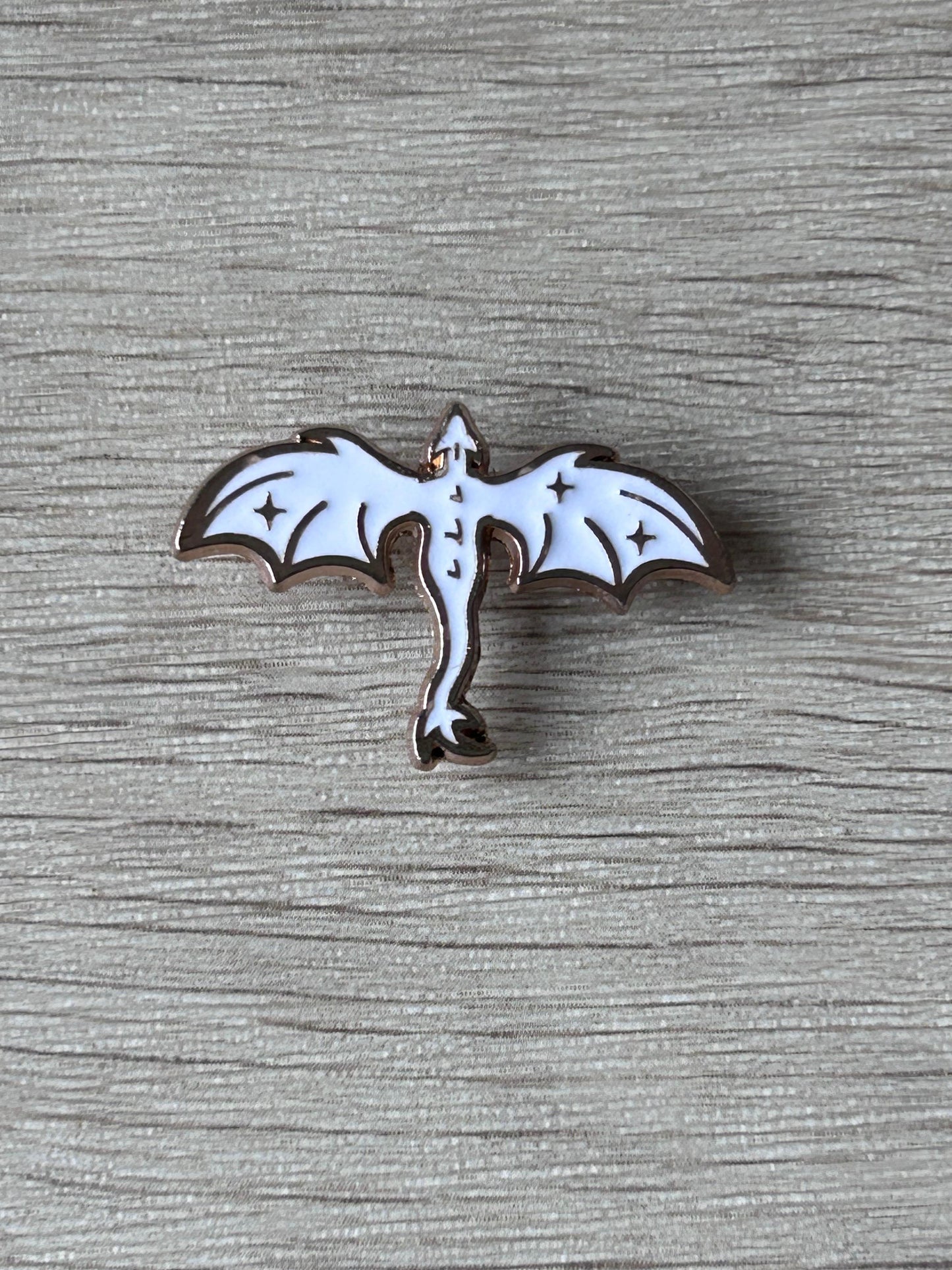 Pin's dragon blanc