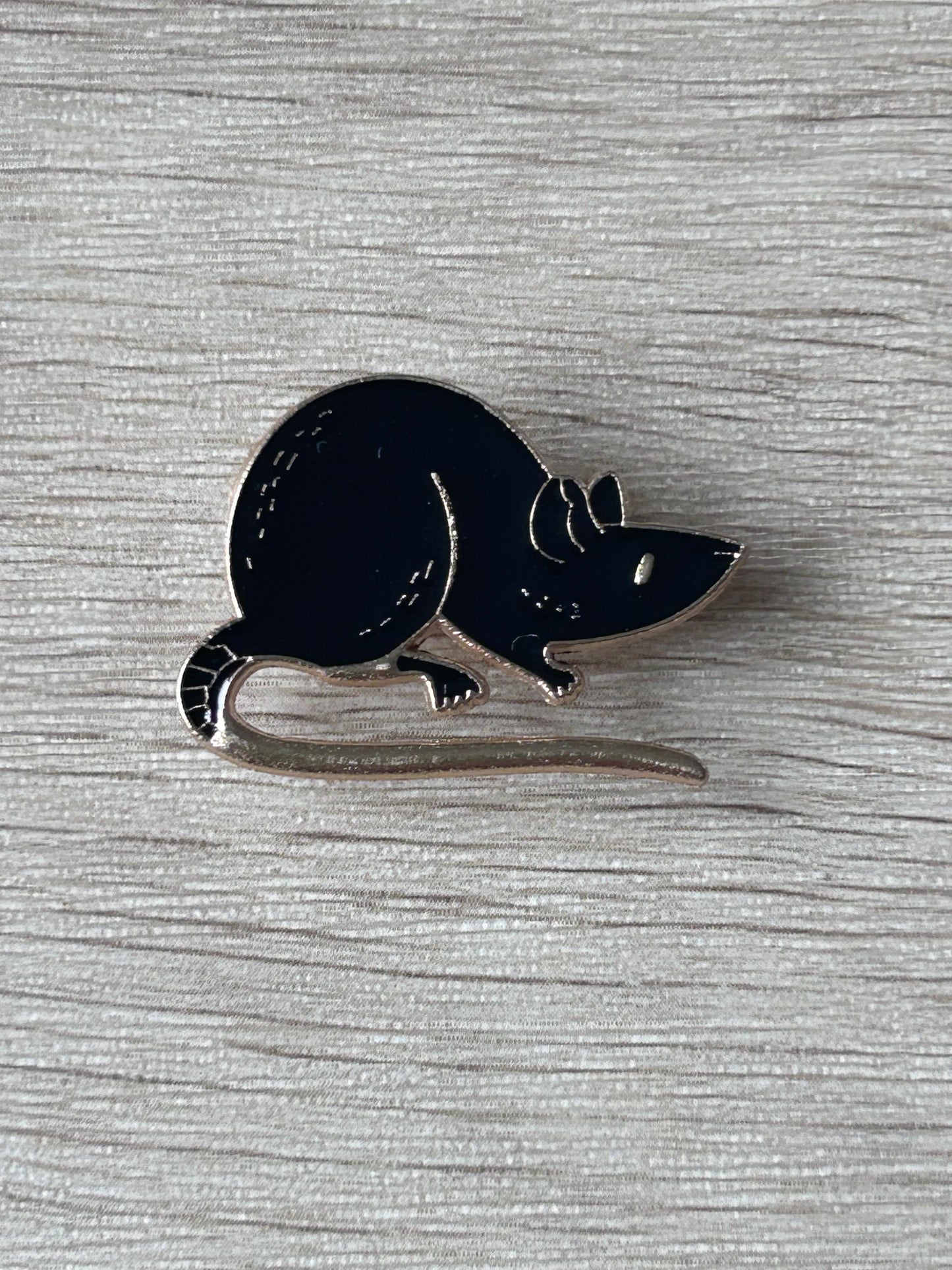 Pin's rat noir