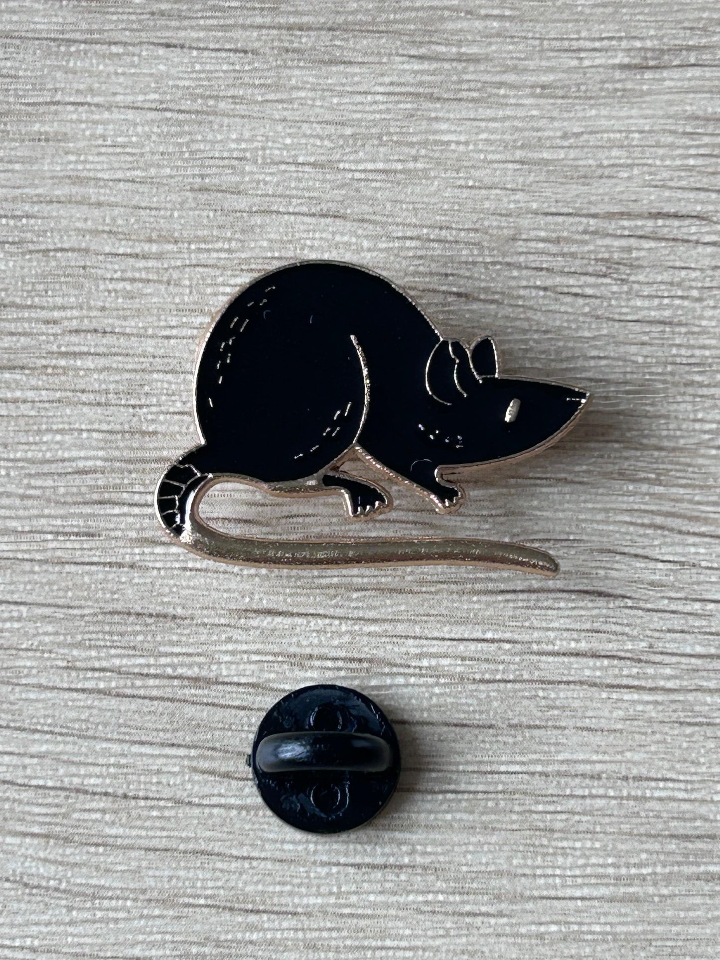 Pin's rat noir