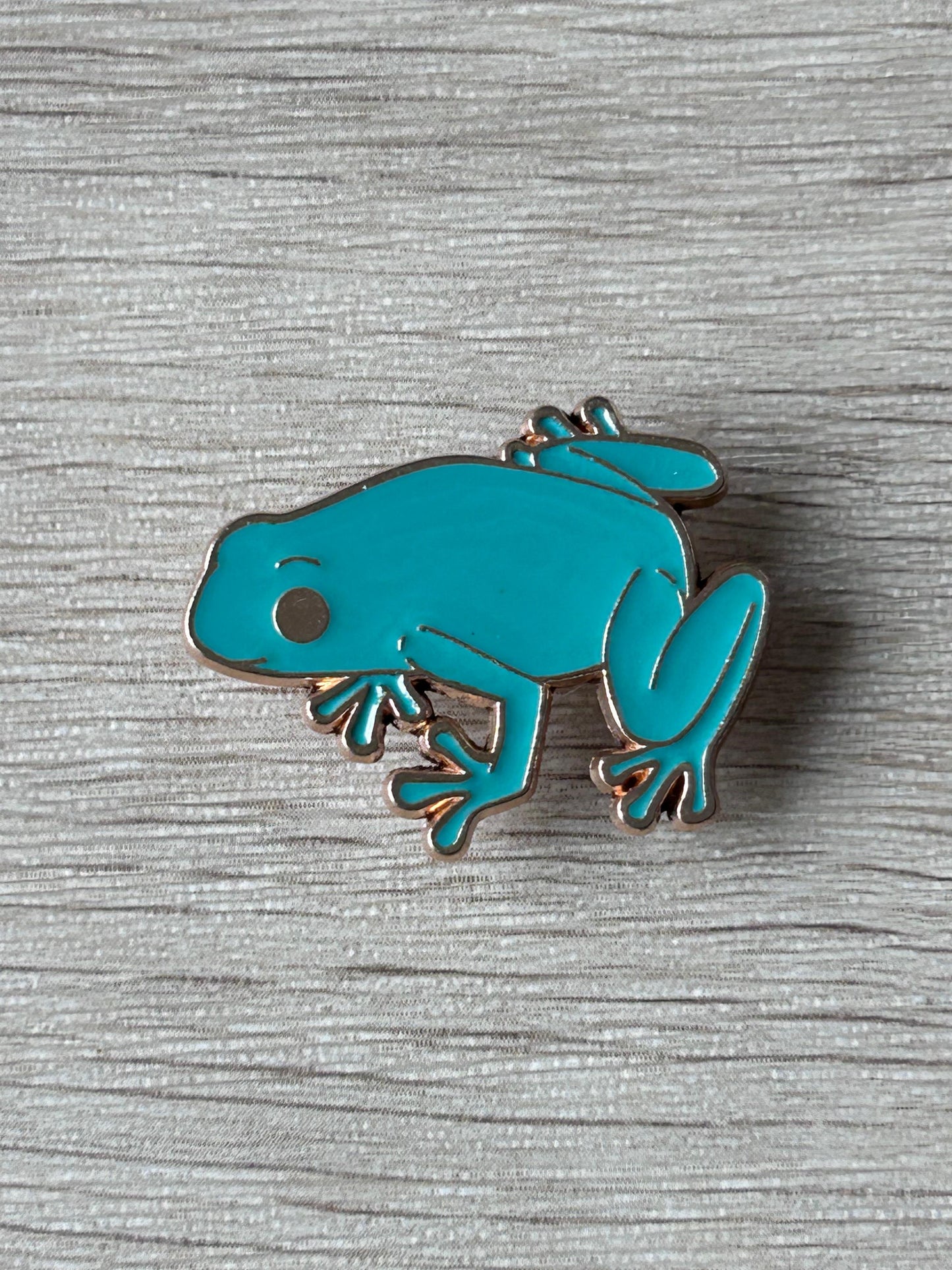 Pin's grenouille chic