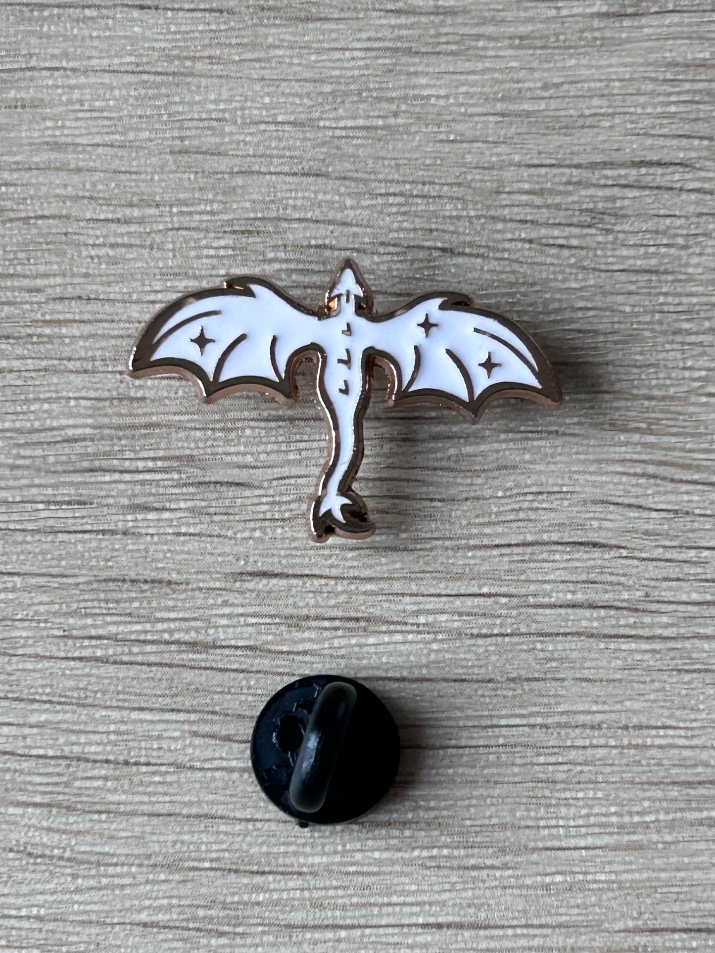 Pin's dragon blanc