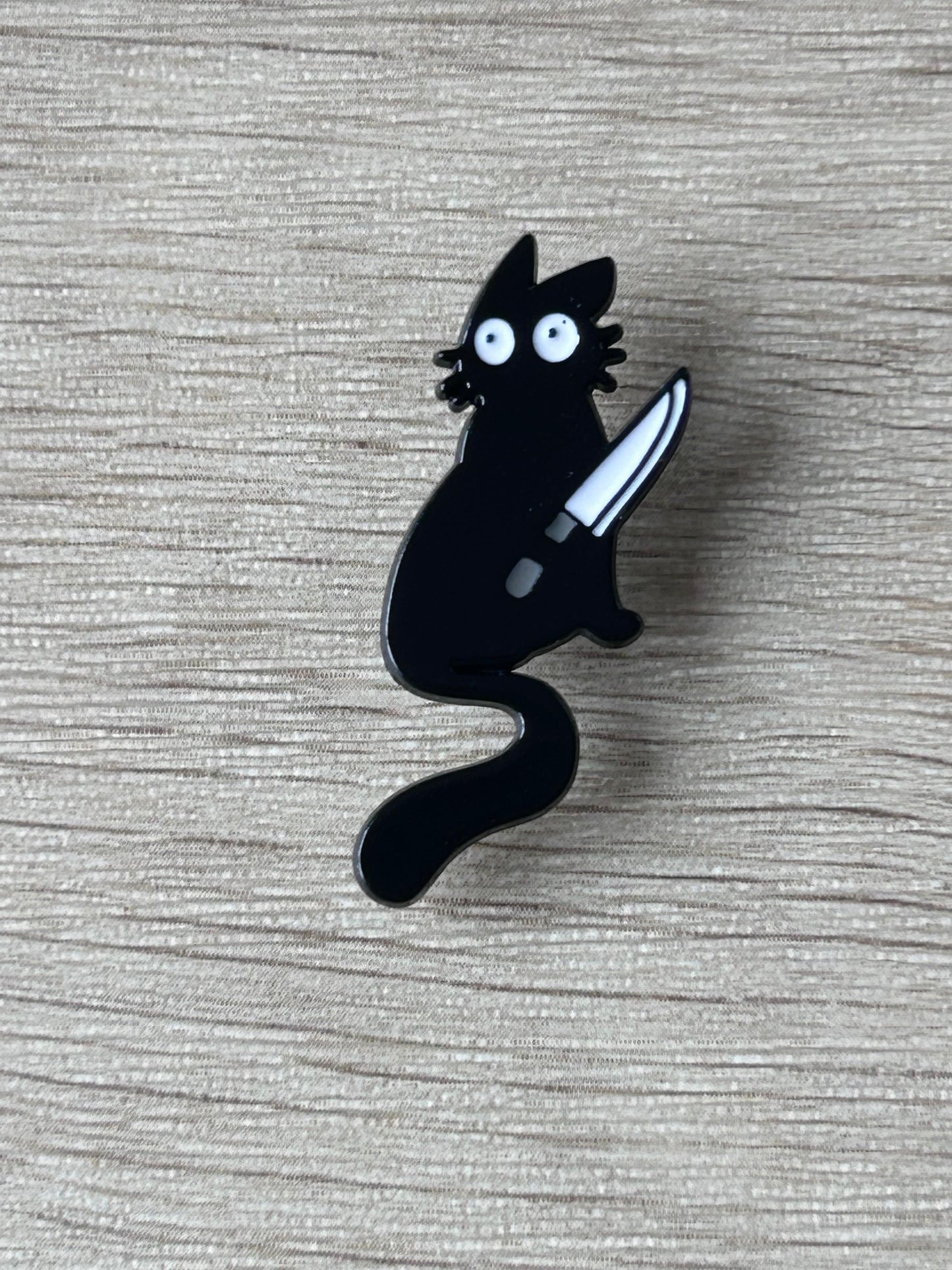 Pin's chat noir au couteau