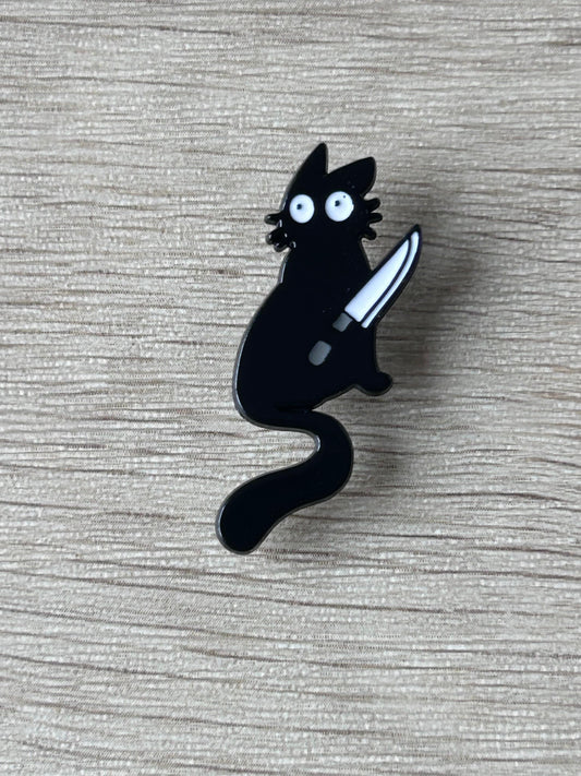 Pin's chat noir au couteau