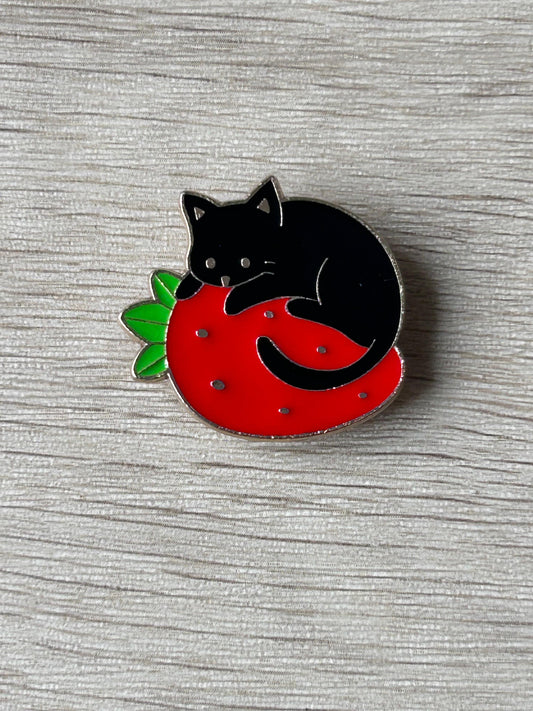 Pin's chat noir sur une fraise