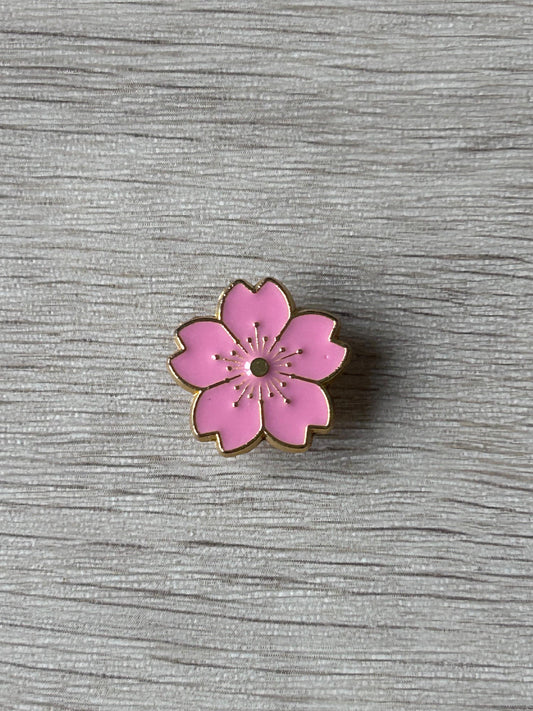 Broche fleur de cerisier rose émaillée, contour doré
