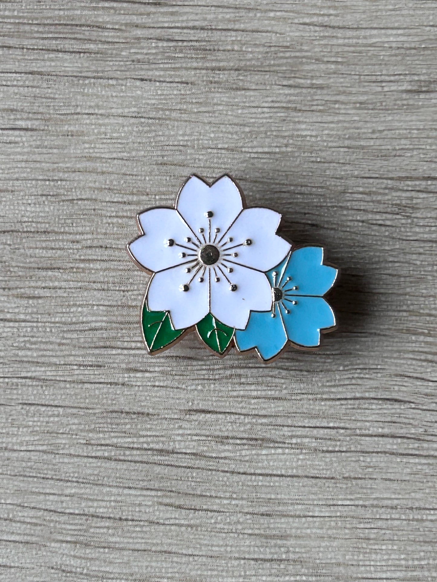 Pin's duo de fleurs blanc et bleu