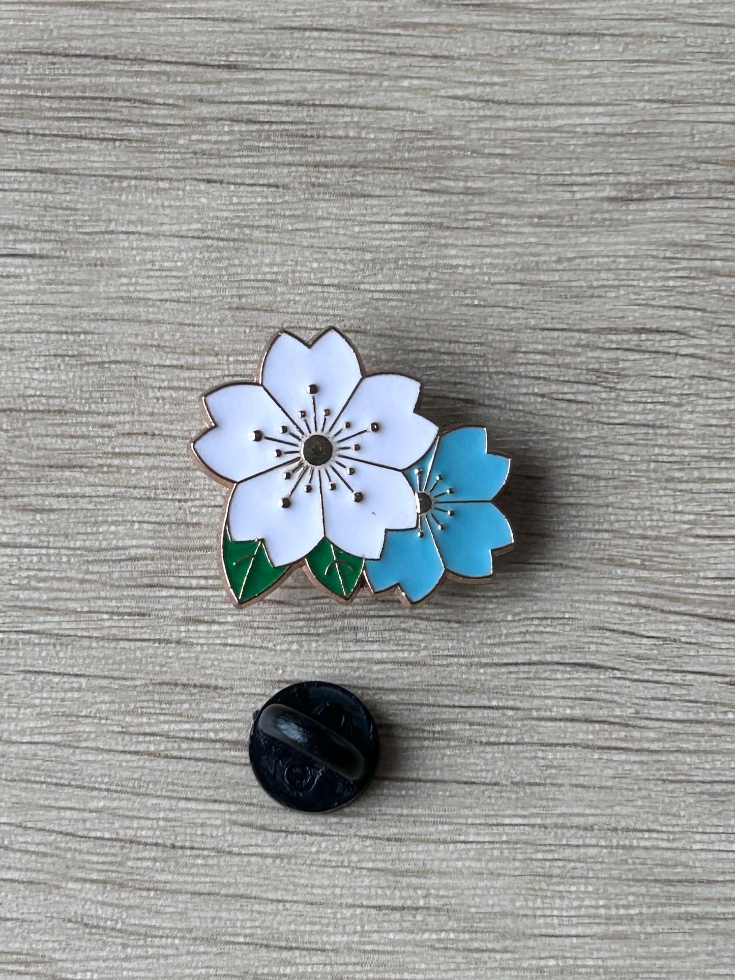 Pin's duo de fleurs blanc et bleu