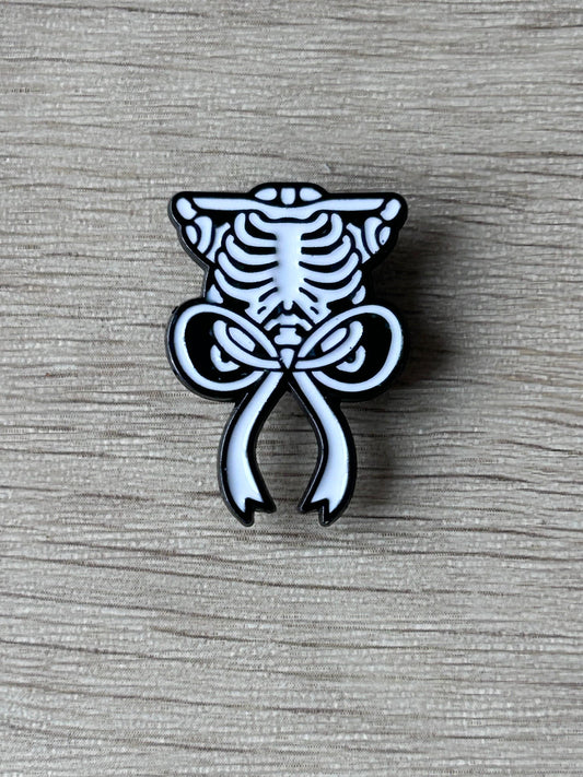 Pin's squelette nœud