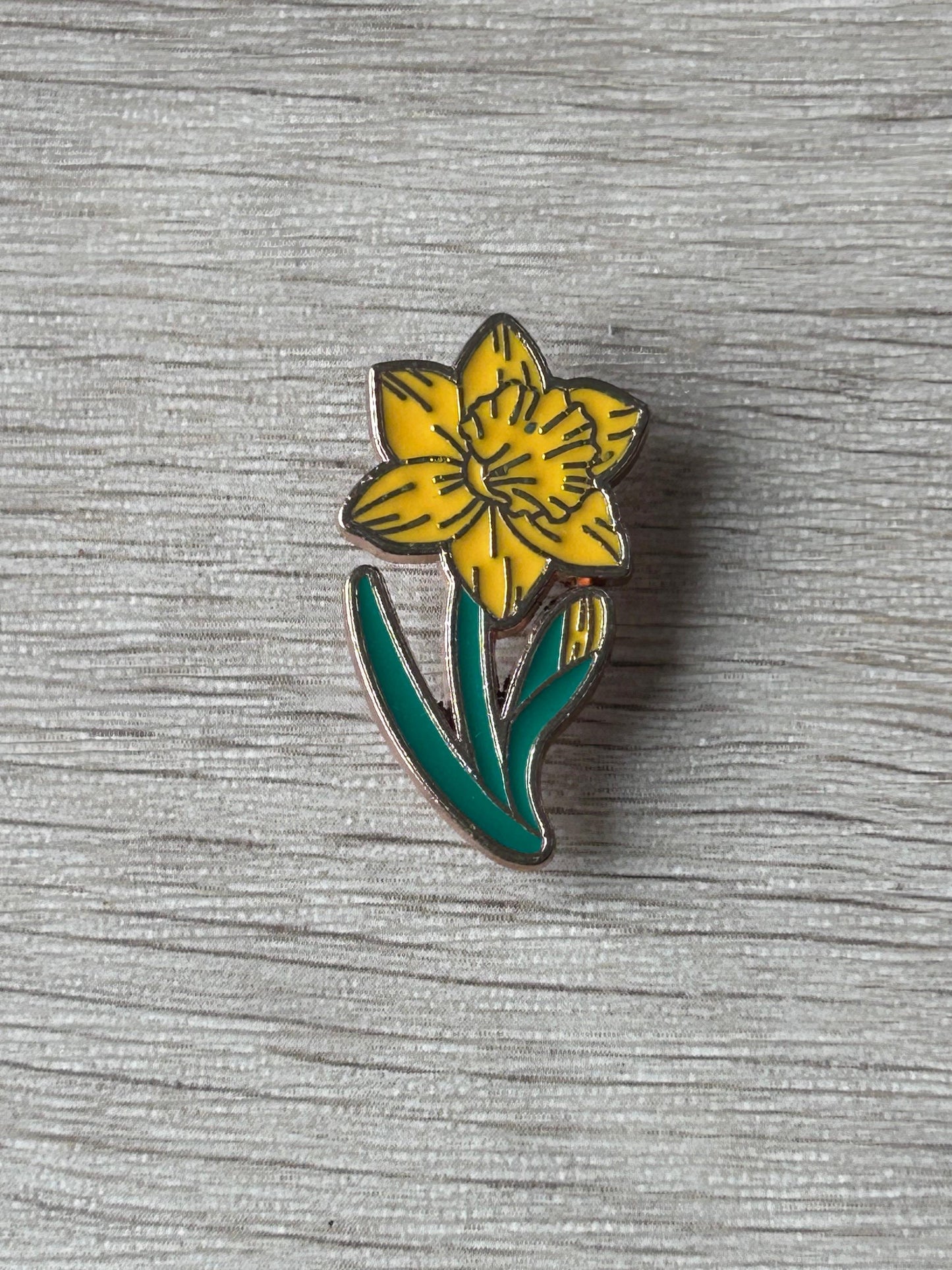 Pin's jonquille jaune