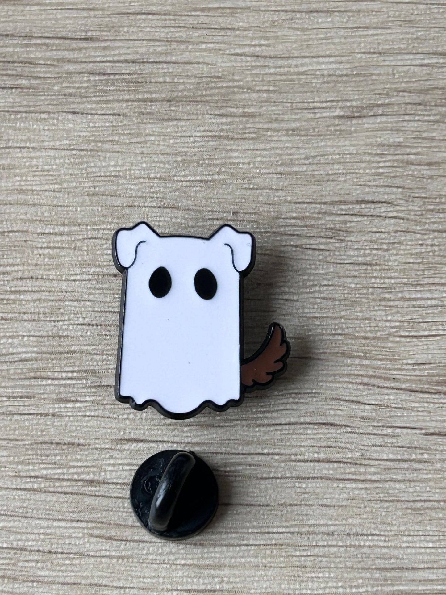 Épingle fantôme de chien blanche, yeux noirs, contour bleu, avec dos noir