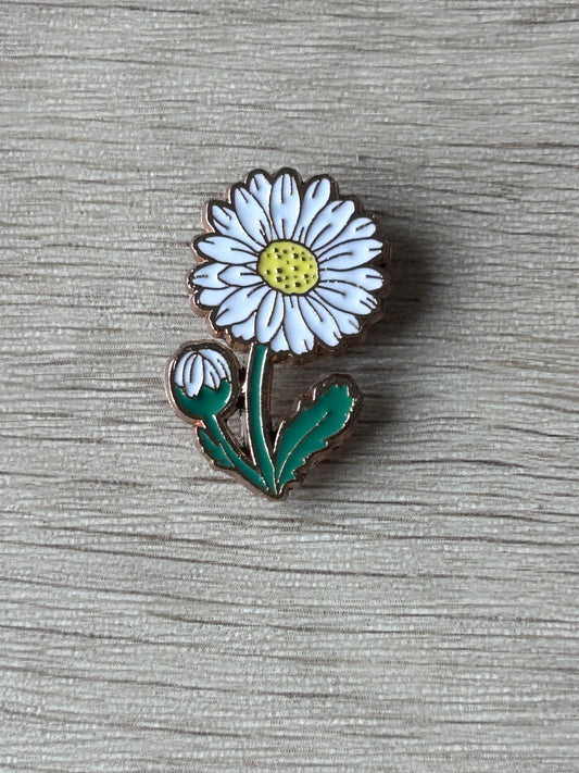 Pin's marguerite émaillé, fleur blanche à cœur jaune, tige et feuilles vertes.