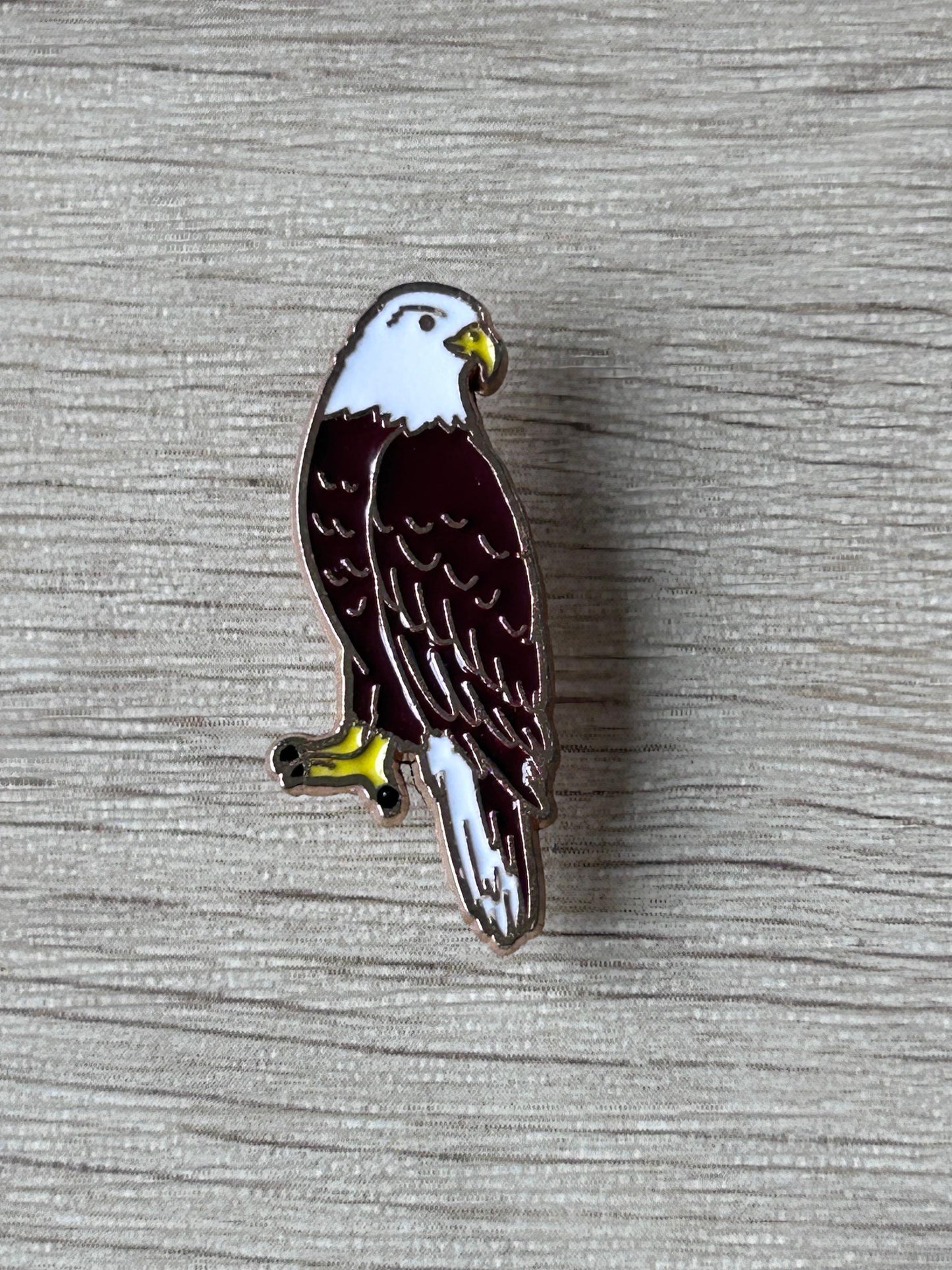Pin en émail en forme d’aigle noir et blanc, bec jaune, fixation arrière