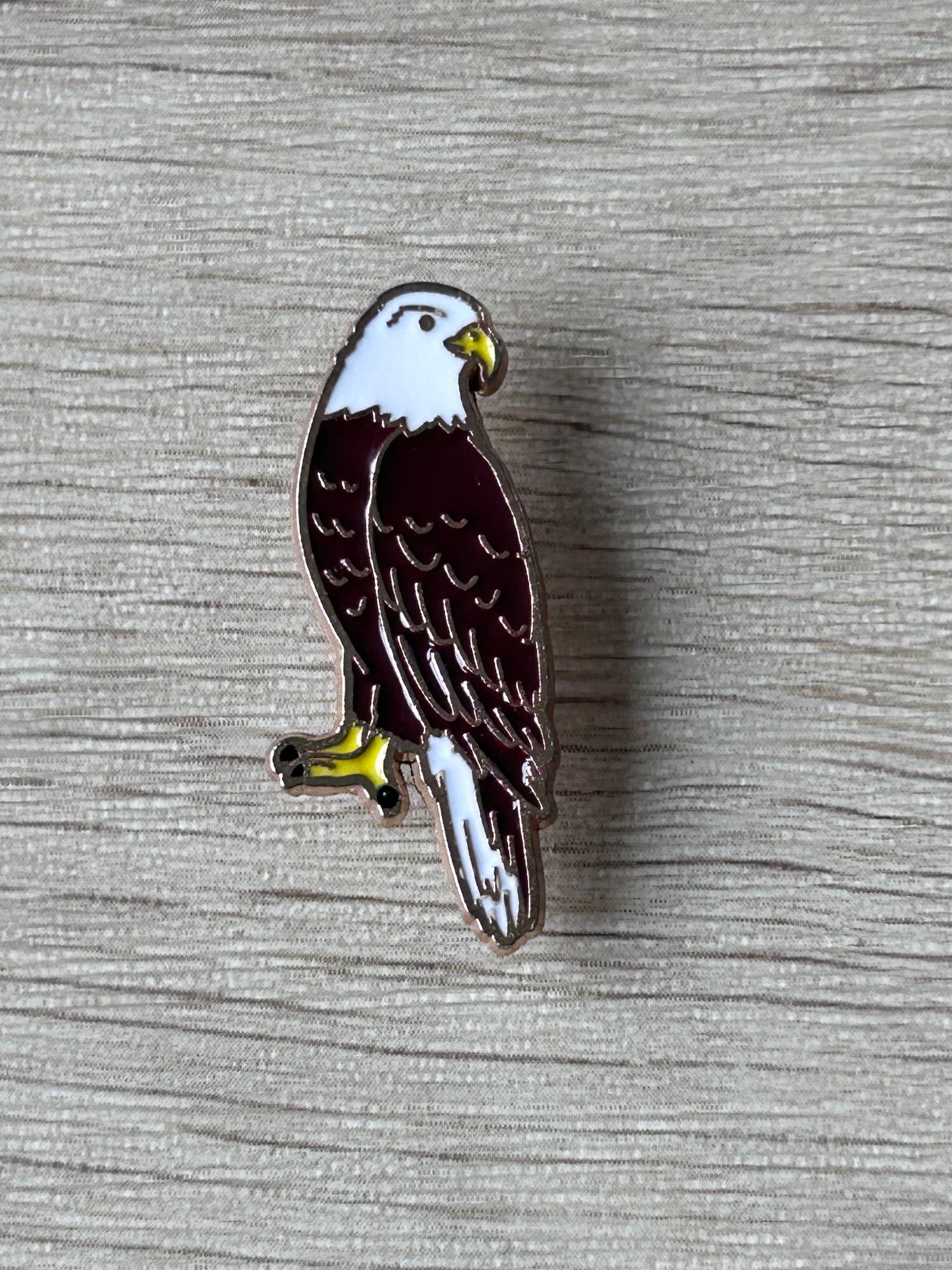 Pin en émail en forme d’aigle noir et blanc, bec jaune, fixation arrière