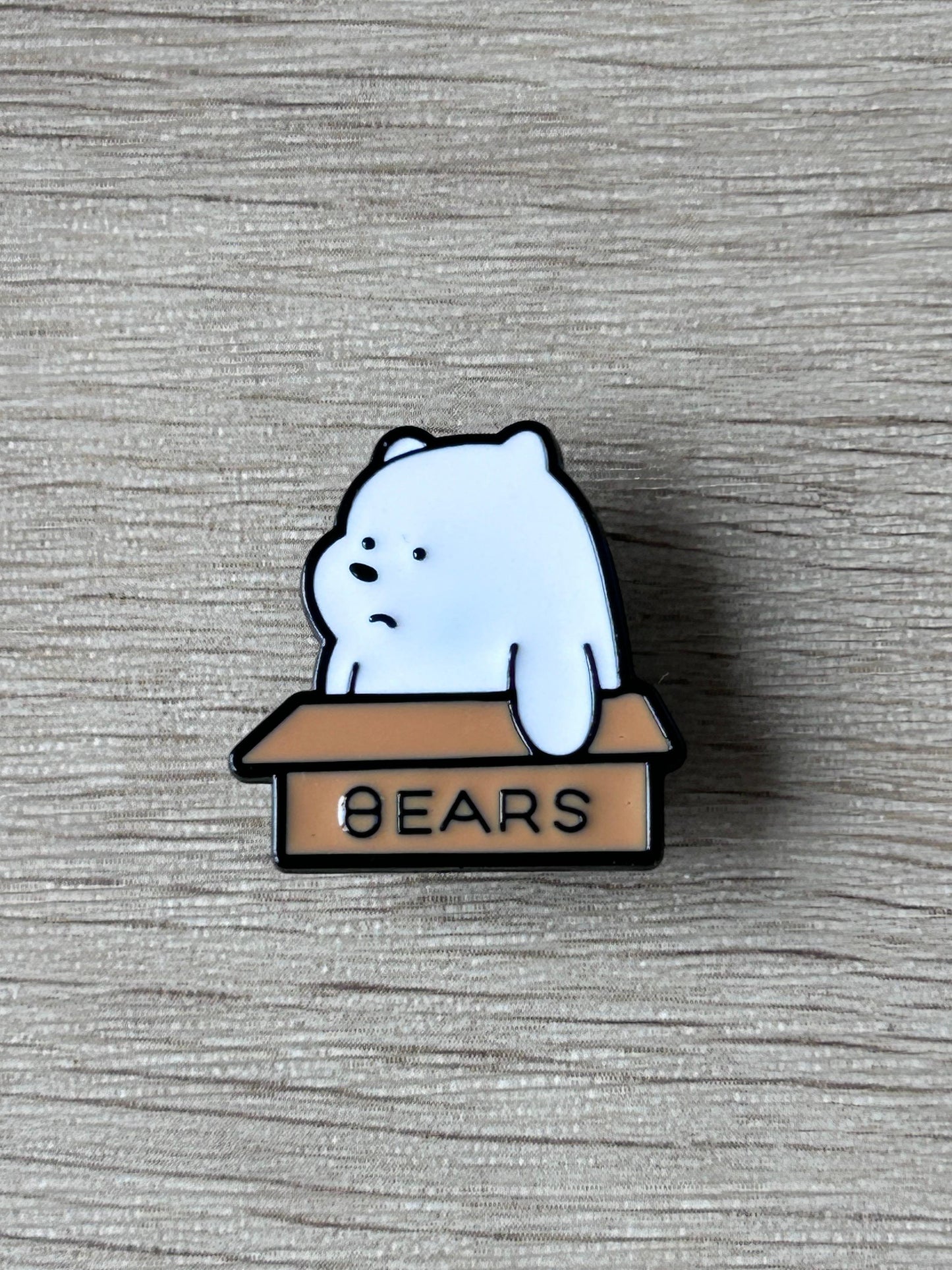 Pin's ours blanc dans sa boîte