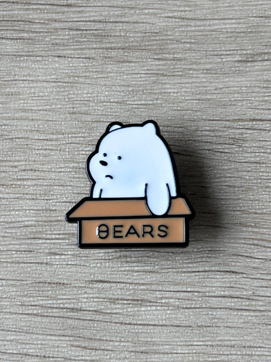Pin's ours blanc dans sa boîte, ours de face avec inscription BEARS.