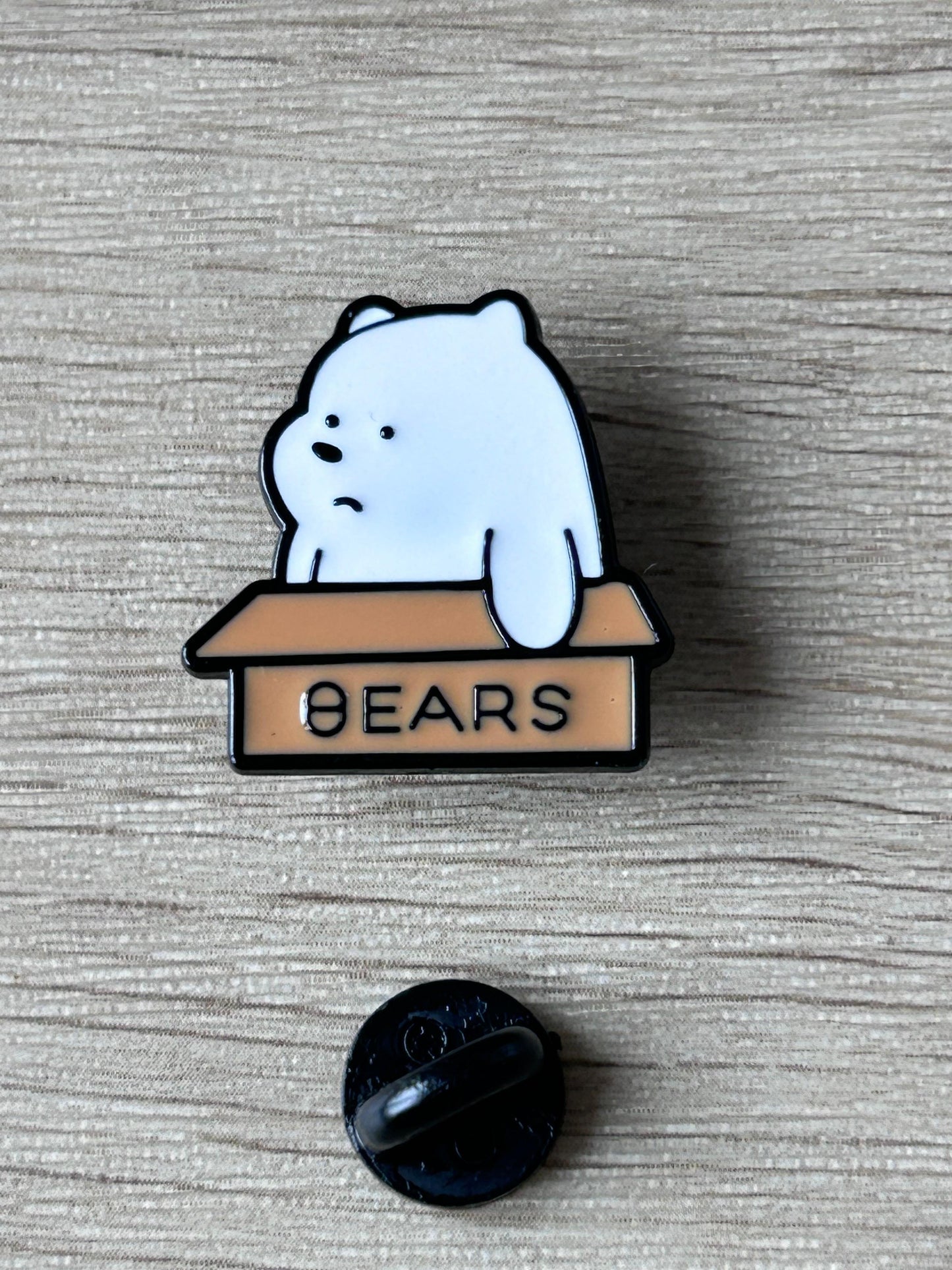 Pin's ours blanc dans sa boîte