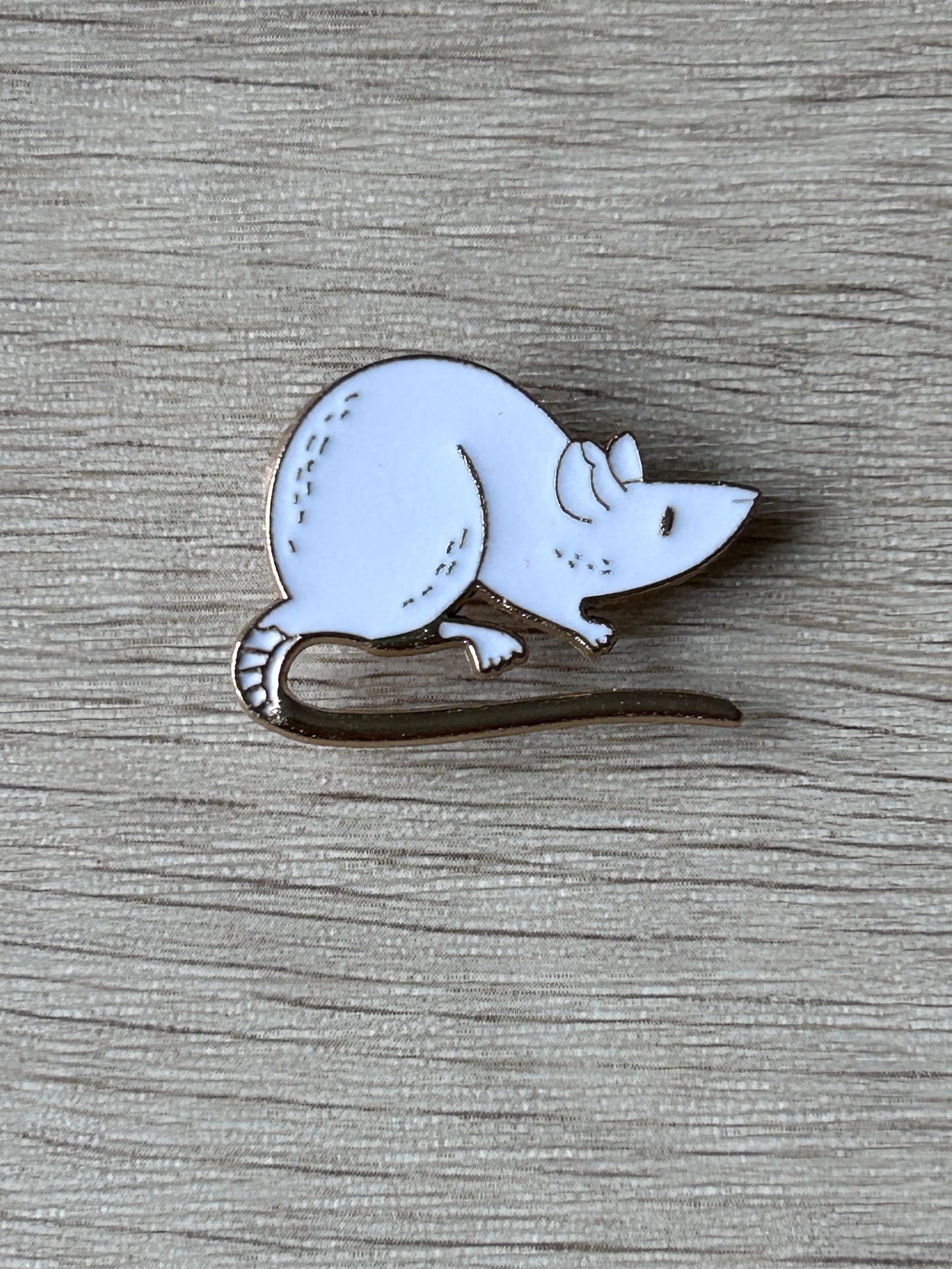 Pin's rat blanc