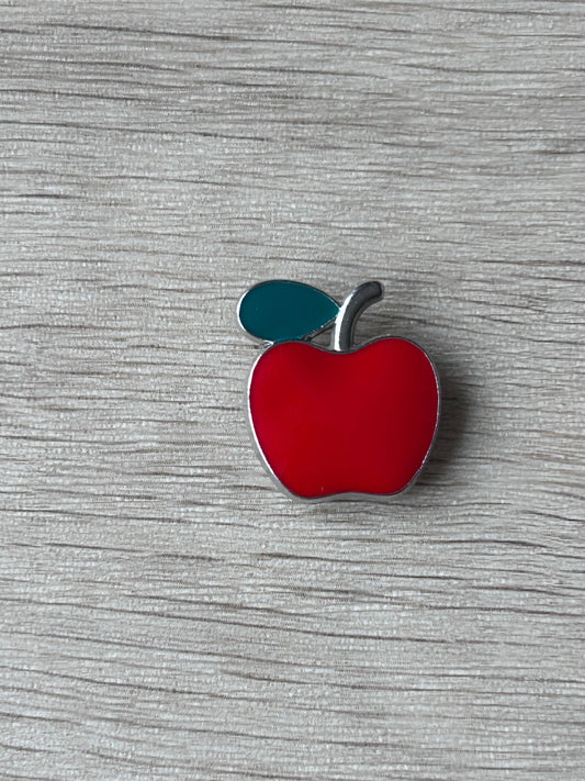 Broche pomme rouge avec feuille bleu-vert et tige métallique
